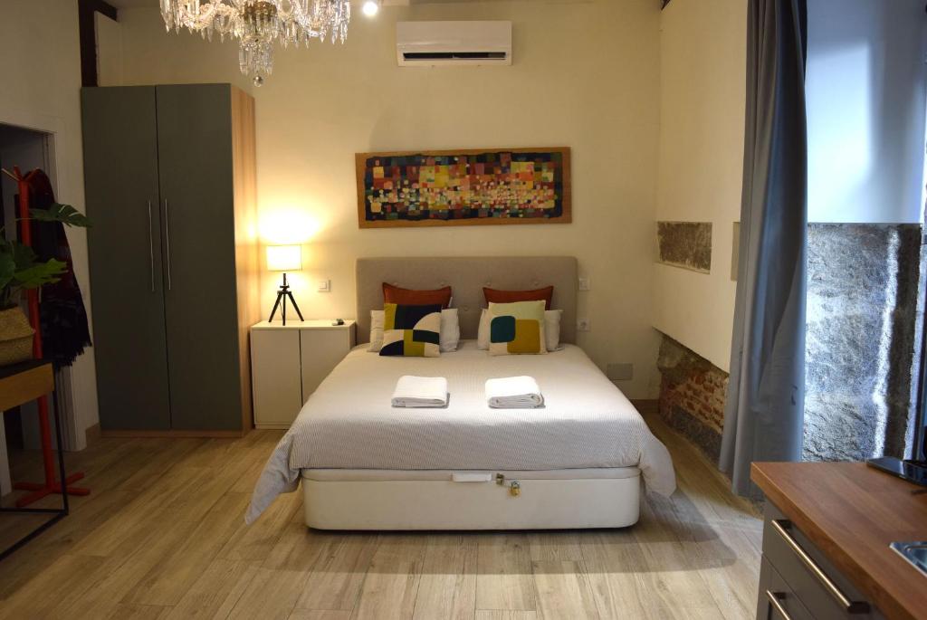 En eller flere senge i et værelse på Opera Suites Fidelio , cozy studio in the very center of Madrid