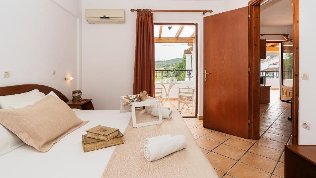 Postel nebo postele na pokoji v ubytování Goudelis Apartments