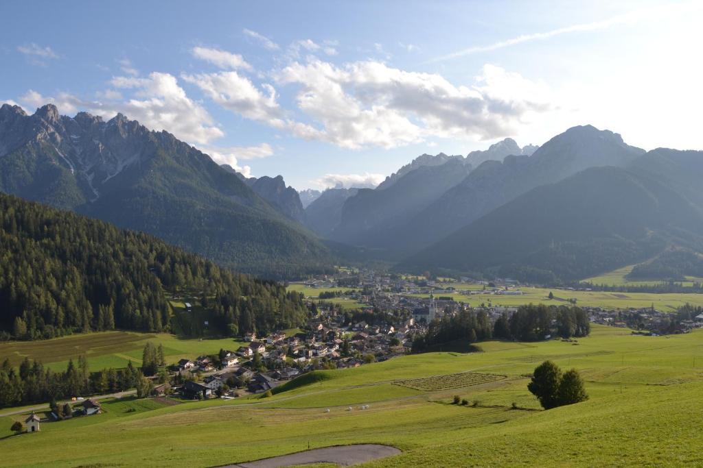 Une petite ville dans une vallée dans les montagnes dans l'établissement Gostnerhof, à Dobbiaco