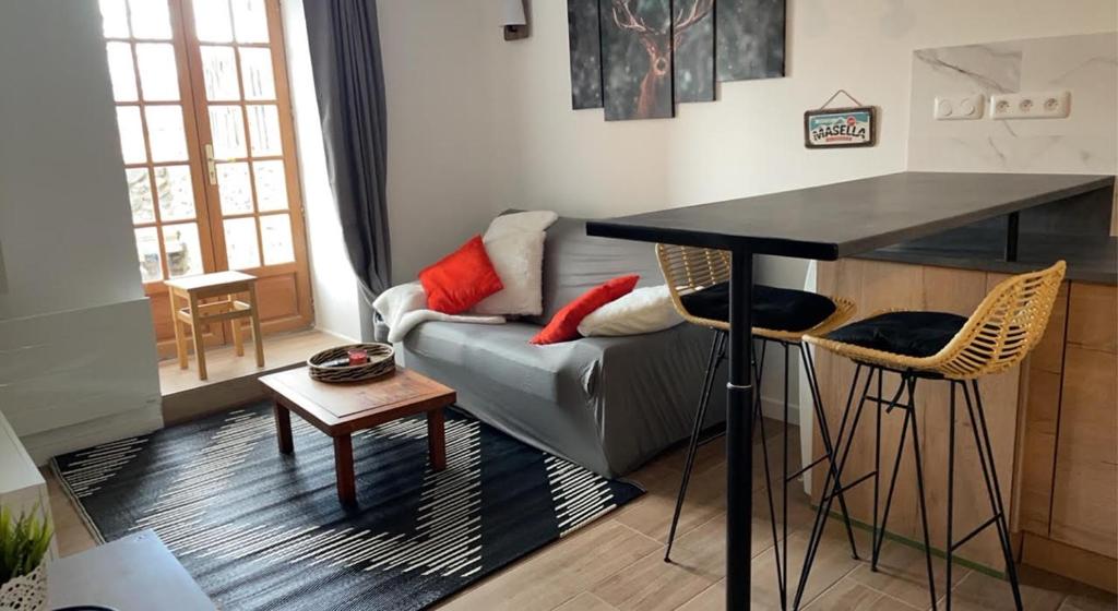 - un salon avec un canapé et une table dans l'établissement Appartement avec chambre ouverte, à Bourg-Madame