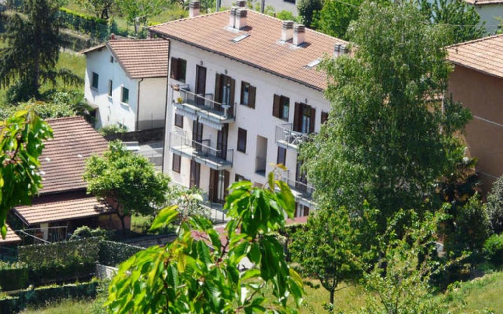 eine Luftansicht eines Hauses in einem Dorf in der Unterkunft Appartamento MANUELA in Consiglio di Rumo