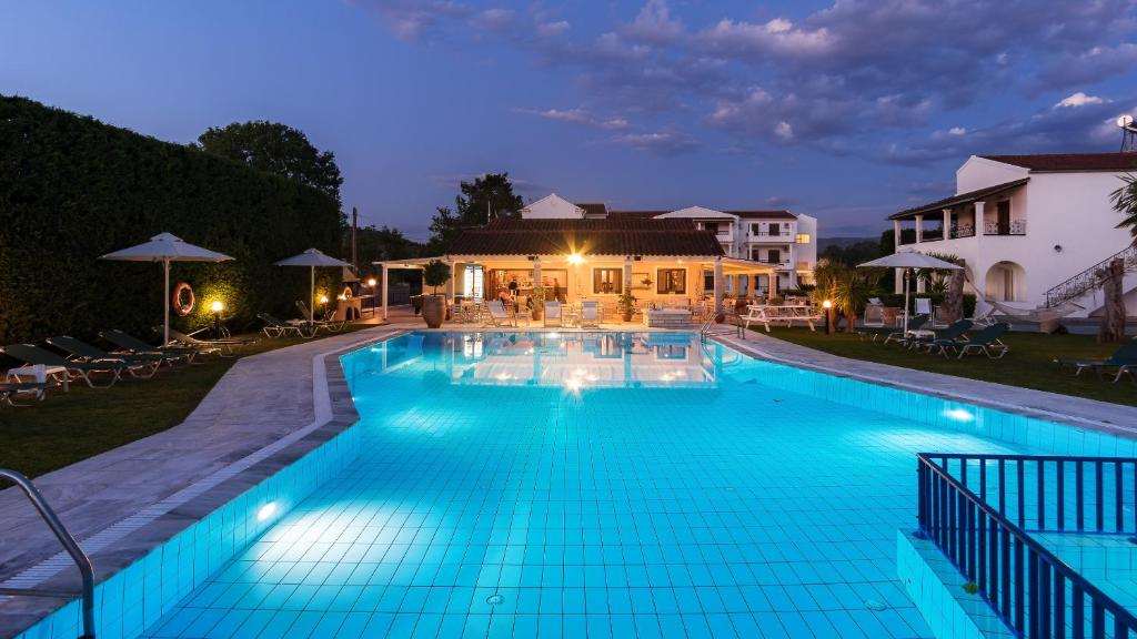 Bazén v ubytování Goudelis Apartments nebo v jeho okolí