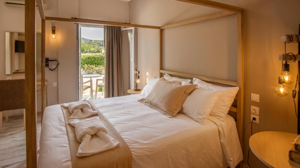 Postel nebo postele na pokoji v ubytování Goudelis Apartments
