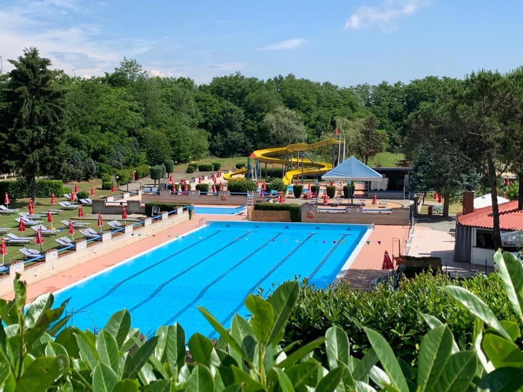 桑特伊阿的住宿－Piscina San Lorenzo，一座大型游泳池,后面设有一个水上公园