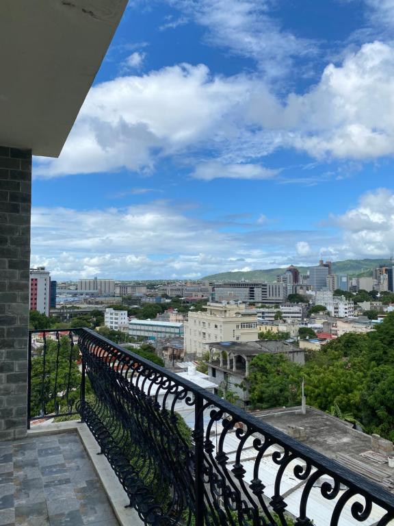 uma vista para a cidade a partir de uma varanda em La Casa Apartment - Family Suite em Port Louis