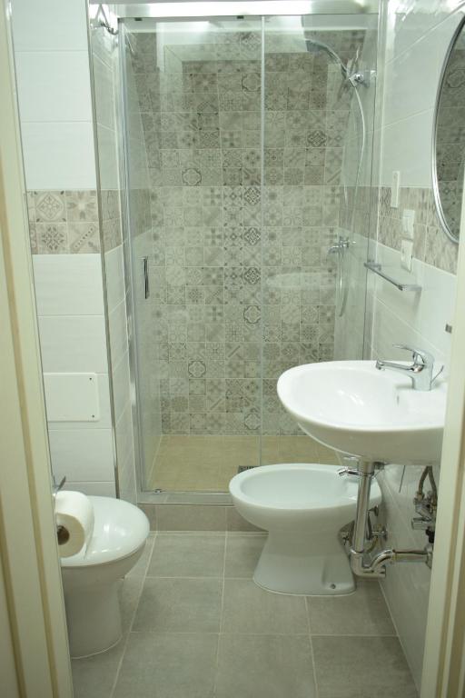 y baño con aseo, lavabo y ducha. en House71043, en Manfredonia