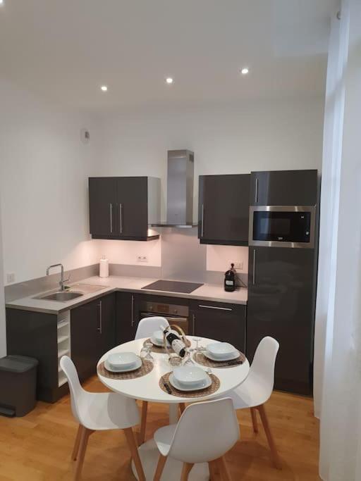 a kitchen with a table and chairs in it at L'APPART'JEANNIN HYPER CENTRE in Dijon