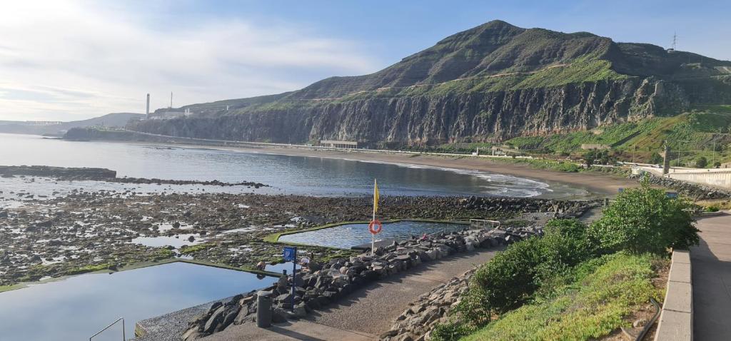 - Vistas a una playa con montaña en Salema casa de playa en San Cristobal, en Las Palmas de Gran Canaria