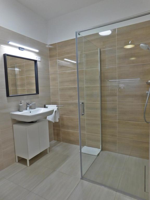 A bathroom at Berki Apartman