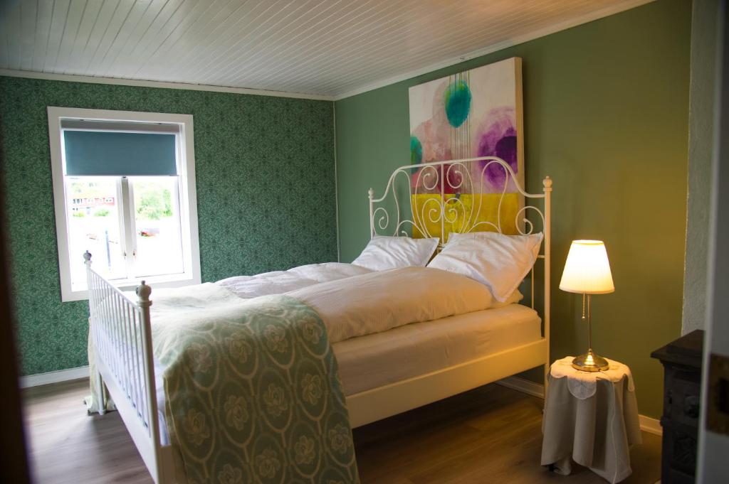 um quarto com uma cama e uma janela em Lensmannsgården em Namdalseid