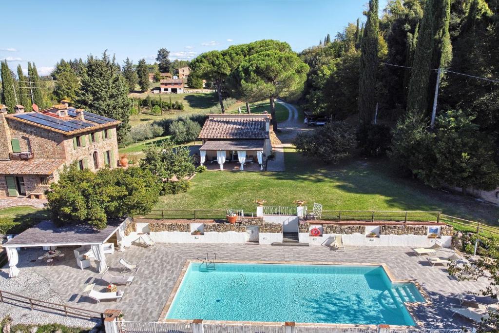 una vista aérea de una casa con piscina en Villa Tramonto, en Querce