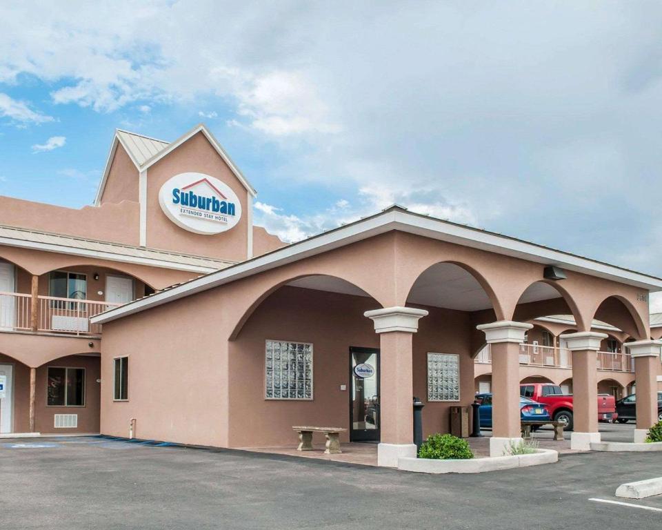 una vista frontal de un hotel con un cartel en Suburban Studios Alamogordo en Alamogordo