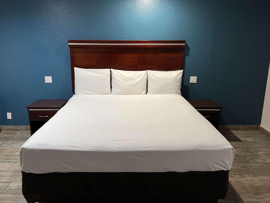 Postel nebo postele na pokoji v ubytování Studio 6 Suites Mesa AZ Near Downtown & Sloan Park