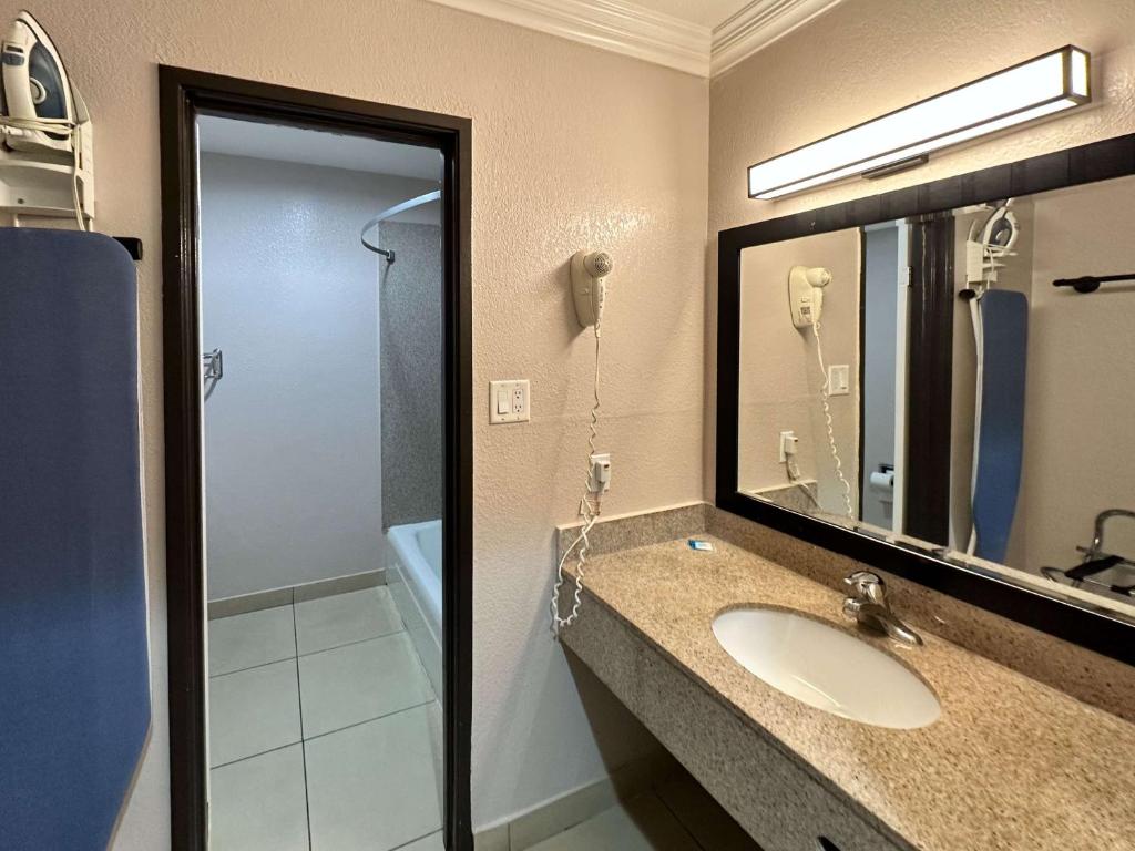 Koupelna v ubytování Studio 6 Suites Mesa AZ Near Downtown & Sloan Park