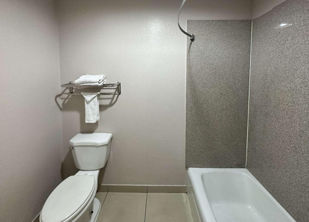 Koupelna v ubytování Studio 6 Suites Mesa AZ Near Downtown & Sloan Park