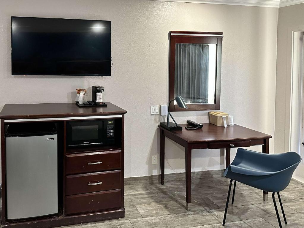Kuchyň nebo kuchyňský kout v ubytování Studio 6 Suites Mesa AZ Near Downtown & Sloan Park