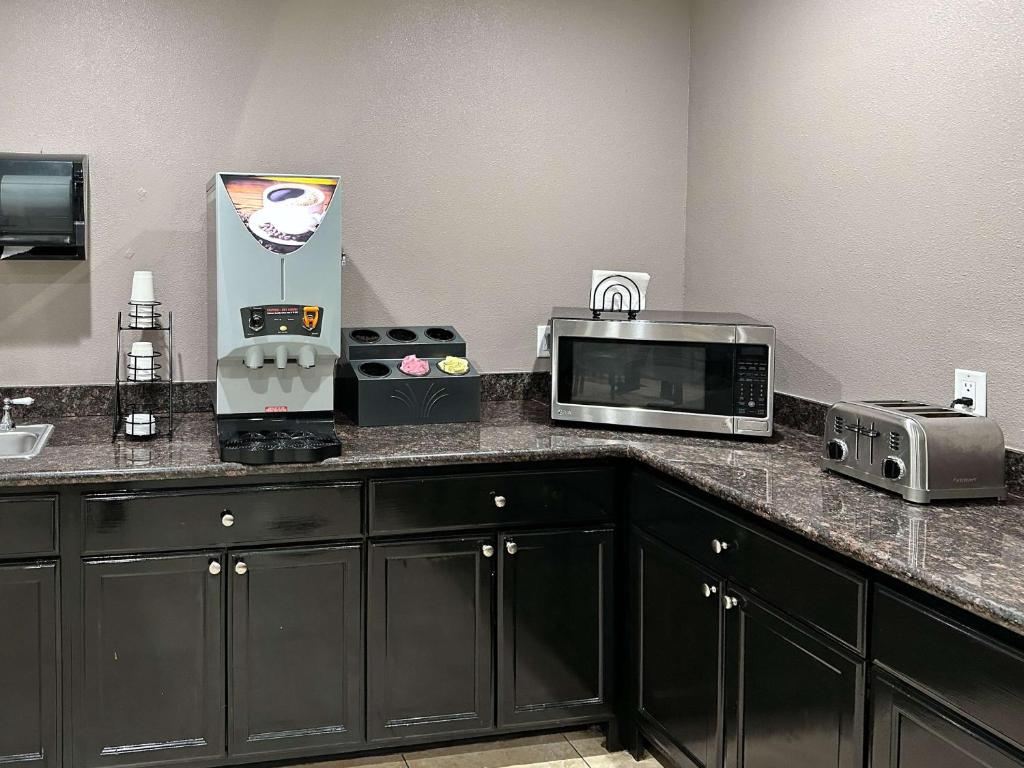 Kuchyň nebo kuchyňský kout v ubytování Studio 6 Suites Mesa AZ Near Downtown & Sloan Park