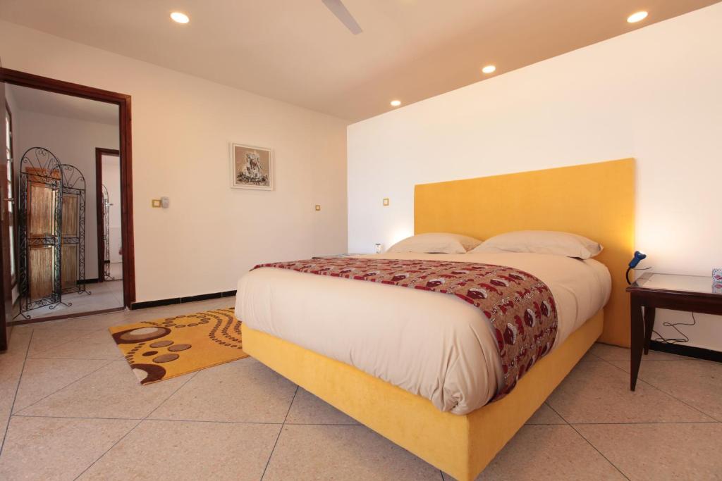 Postel nebo postele na pokoji v ubytování La Maison Jaune Dakhla Maison d'hôtes