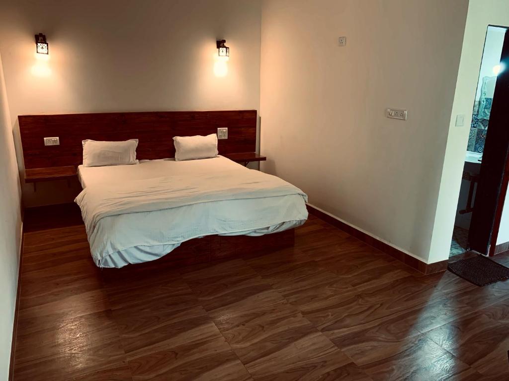 Postel nebo postele na pokoji v ubytování Mamta courtyard anjuna