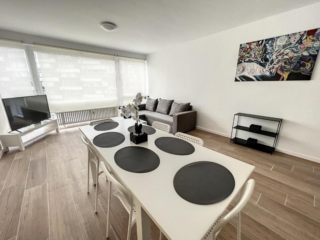 a living room with a table and a couch at tirou 5 centre - gare - aéroport in Charleroi
