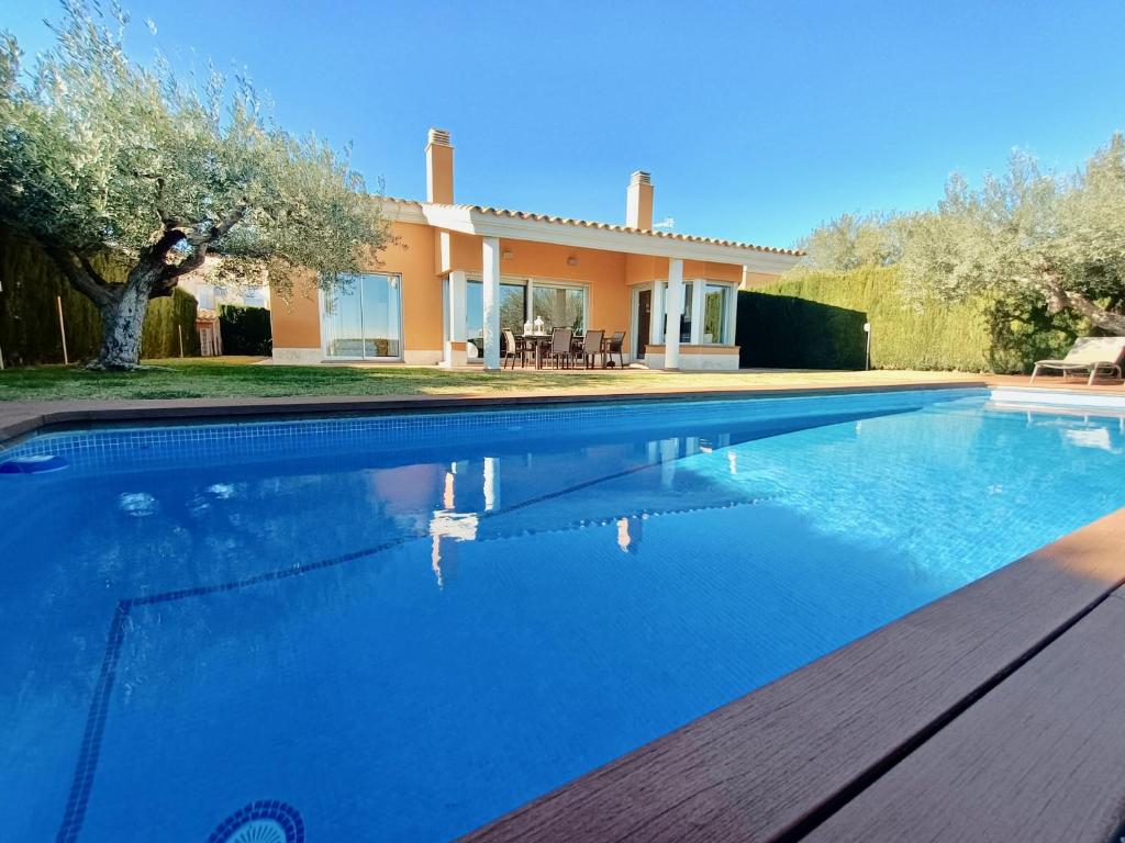 a swimming pool in front of a house at Villa Sol in L'Ampolla