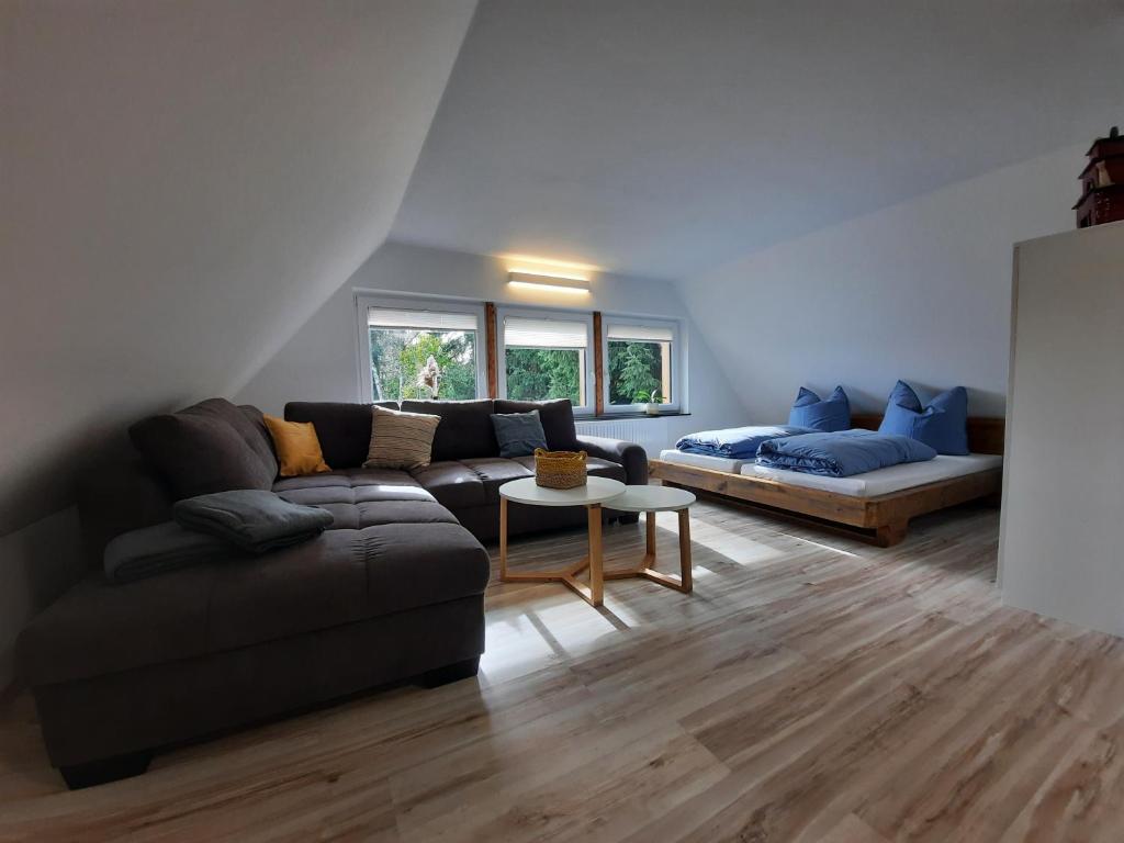 a living room with a couch and a table at Ferienwohnung Stützengrün in Stützengrün