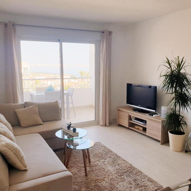 Televízia a/alebo spoločenská miestnosť v ubytovaní Beach Front Sea View Punta Prima