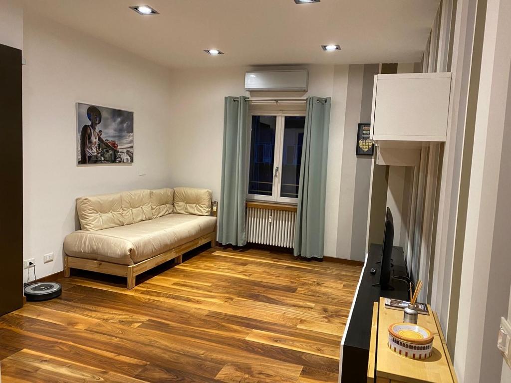 een woonkamer met een bank en een raam bij Nice104 in Turijn