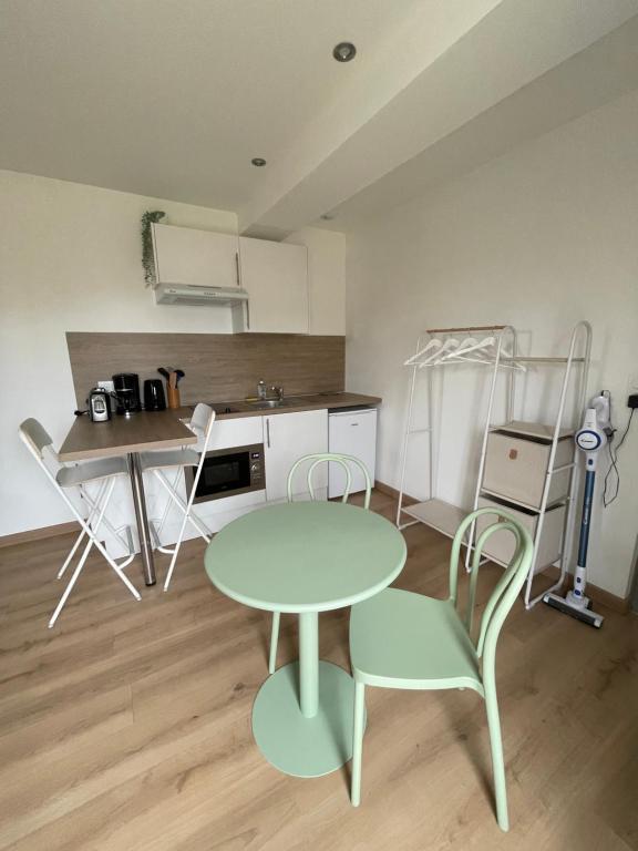a kitchen with a table and chairs in a room at Les Sept Logias in Les Loges
