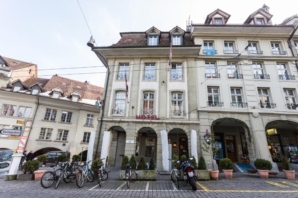 een groot gebouw met fietsen voor de deur bij Nydeck in Bern