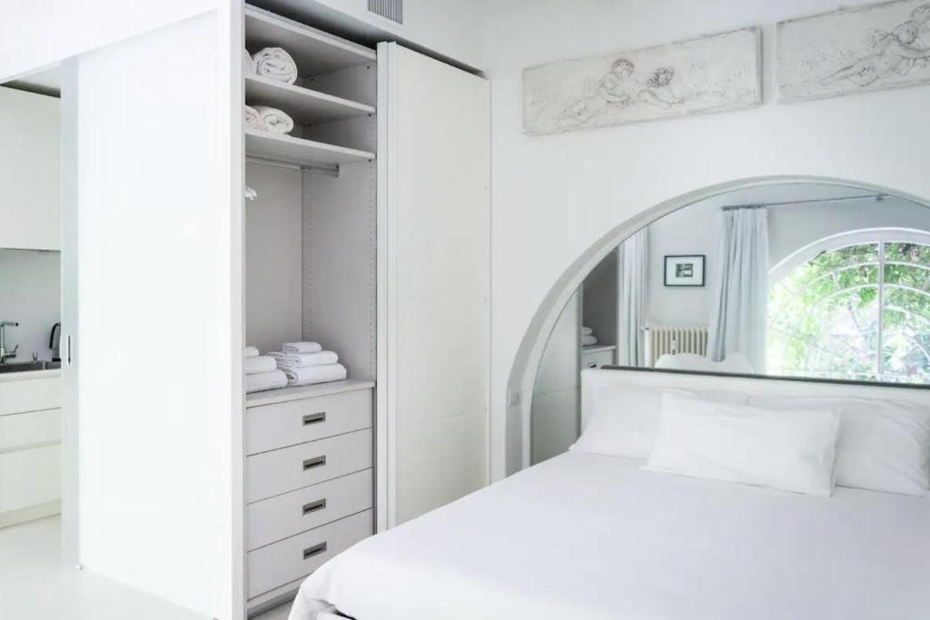 A bed or beds in a room at Sant’Agnese SMART