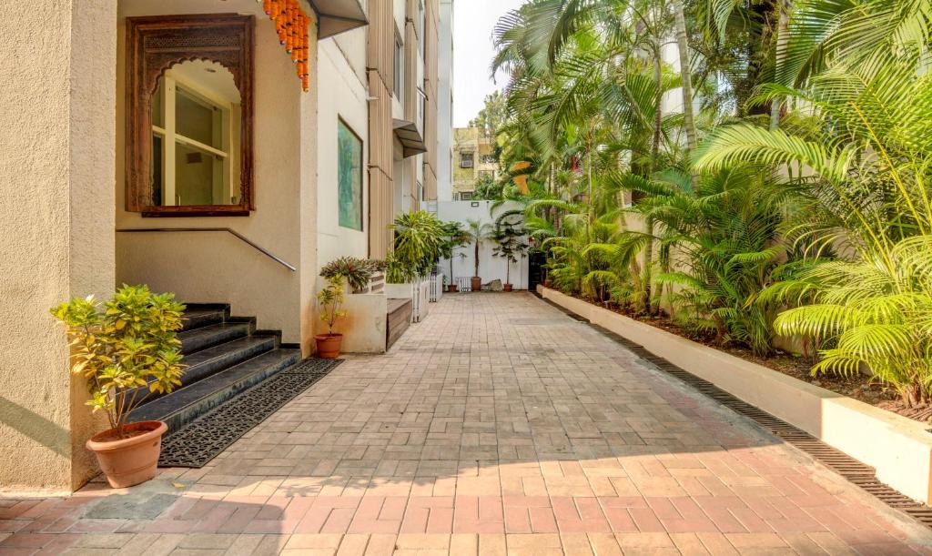 a cobblestone alley in a building with palm trees at Paradise Dormitory- PG, Longstays in Mali and Munjeri