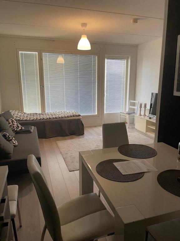 Posezení v ubytování Style 1BR with sauna,Tornio city