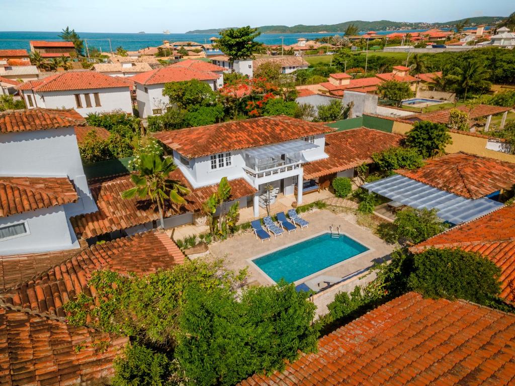 uma vista aérea de uma casa com piscina em Pousada Maré em Búzios