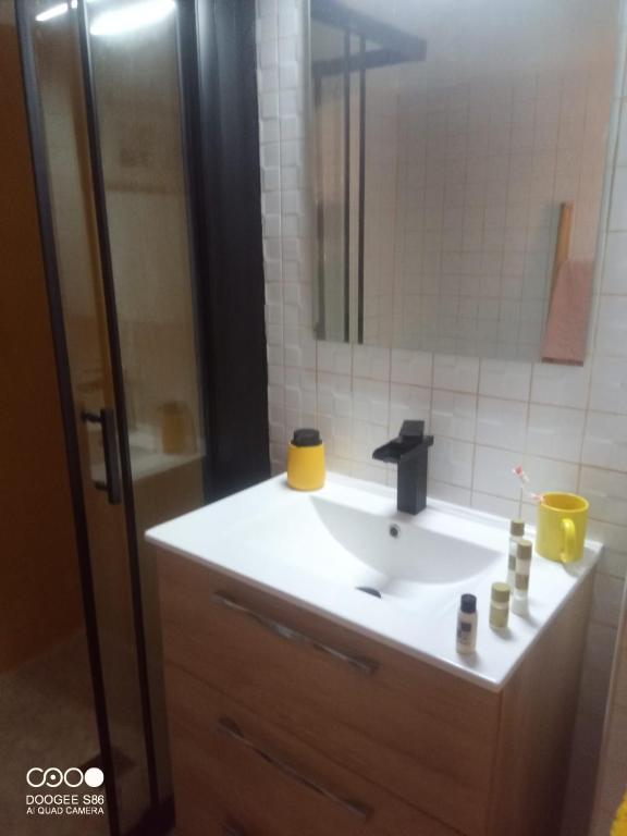 Kúpeľňa v ubytovaní Coty's Beach, habitaciones en casa compartida