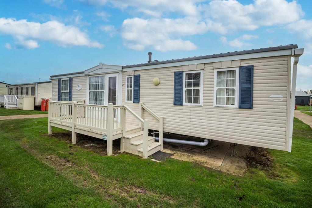 Campsite Spacious caravan on the Suffolk coast with outside decking too