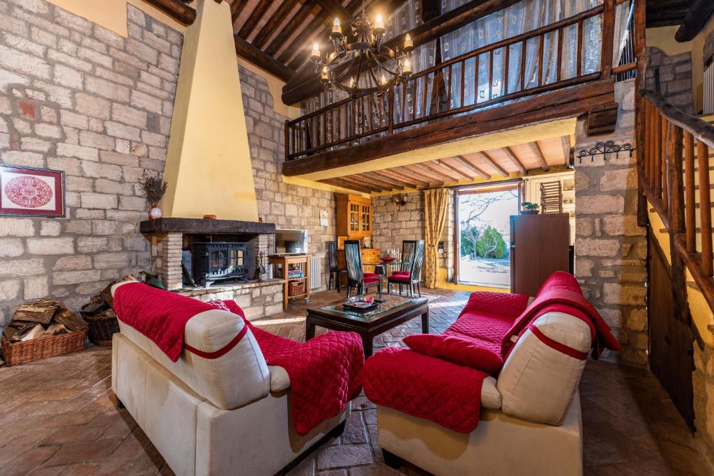 sala de estar con 2 sofás y chimenea en Country Villa with Netflix and Swimming Pool, en Volterra