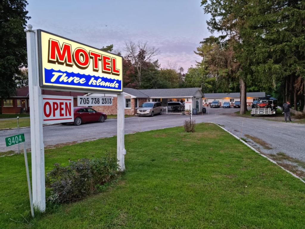 BobcaygeonにあるThree Island Motelの駐車場前のモーテルサイン