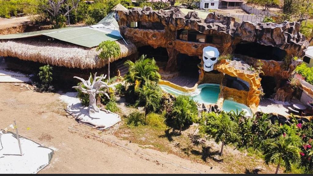 einen Luftblick auf einen Pool in einem Themenpark in der Unterkunft La Perla Negra Eco Pirate Resort in Puntarenas