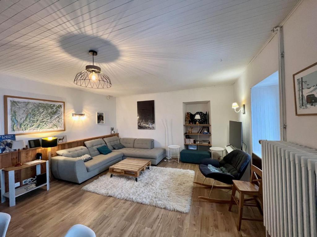 un salon avec un canapé et une table dans l'établissement Duplex rénové pour 14 pers, avec balcon et parking - FR-1-624-92, à Samoëns
