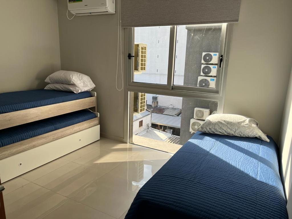 una piccola camera con due letti e una finestra di Departamento Solar Liniers a Resistencia