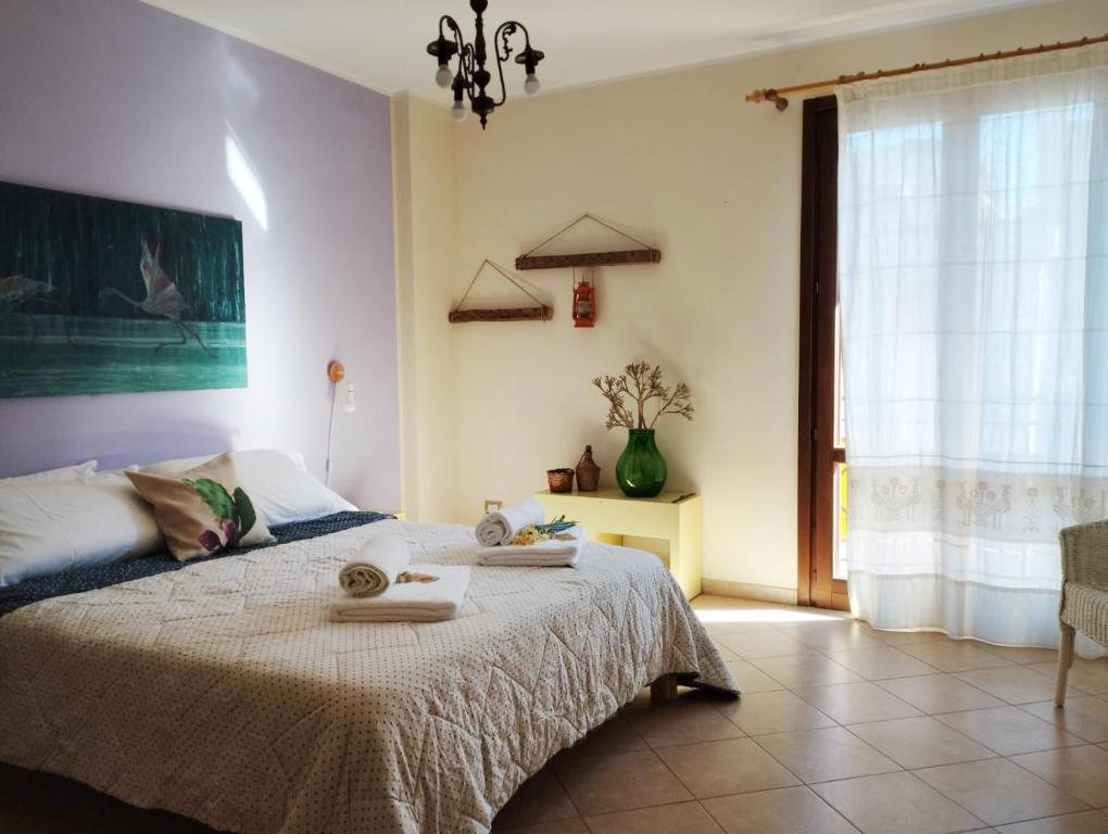 a bedroom with a bed with two towels on it at Ferula loft in Sortino