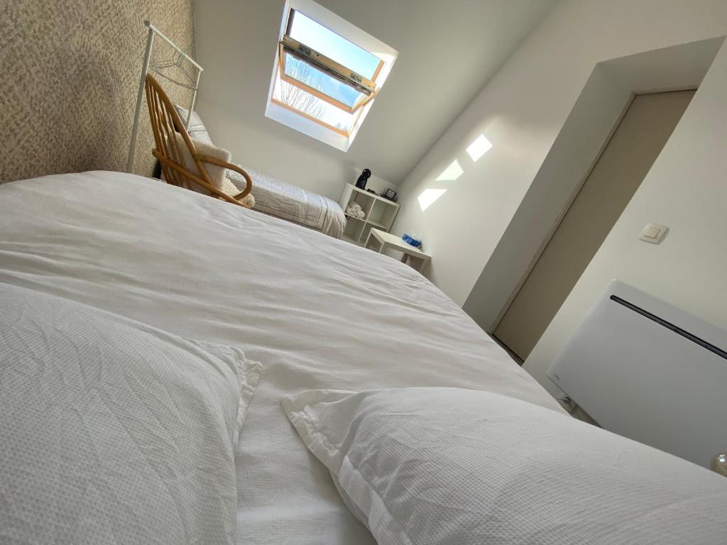 Posteľ alebo postele v izbe v ubytovaní Chambre chez Marjorie