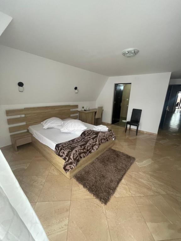 sypialnia z łóżkiem, biurkiem i krzesłem w obiekcie Elitegasthaus Moieciu A w mieście Moieciu de Jos