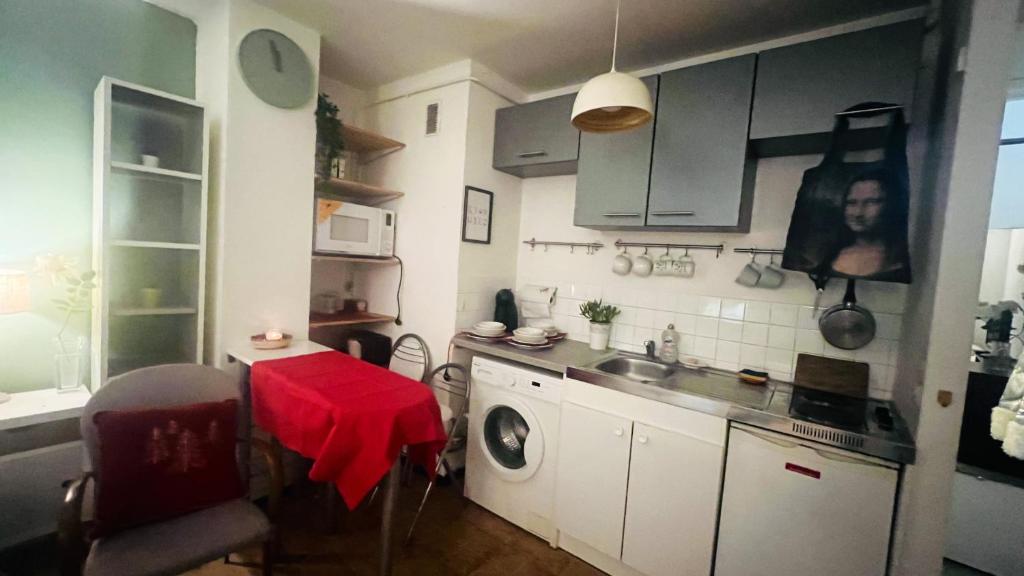 Kuchyňa alebo kuchynka v ubytovaní Studio accueillant au cœur de Paris - 30 m² - Tout inclus.