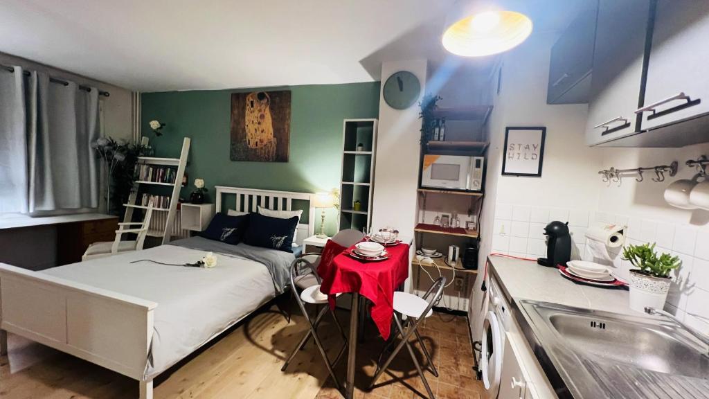 Kuchyňa alebo kuchynka v ubytovaní Studio accueillant au cœur de Paris - 30 m² - Tout inclus.