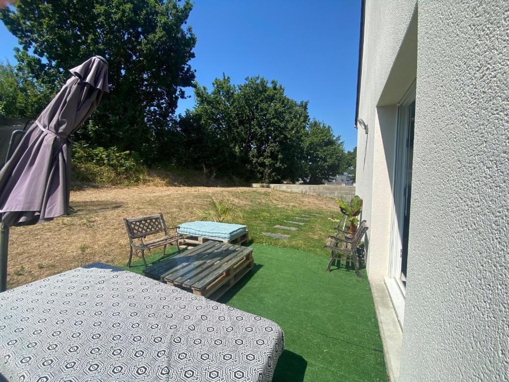 Vonkajšia záhrada v ubytovaní Chambre chez Marjorie