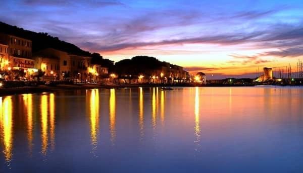- une vue sur une grande étendue d'eau au coucher du soleil dans l'établissement Hotel Residence isola verde, à Marciana Marina