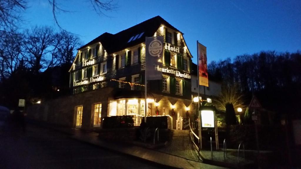 un grande edificio con luci accese di notte di Hotel Henriette Davidis a Wetter