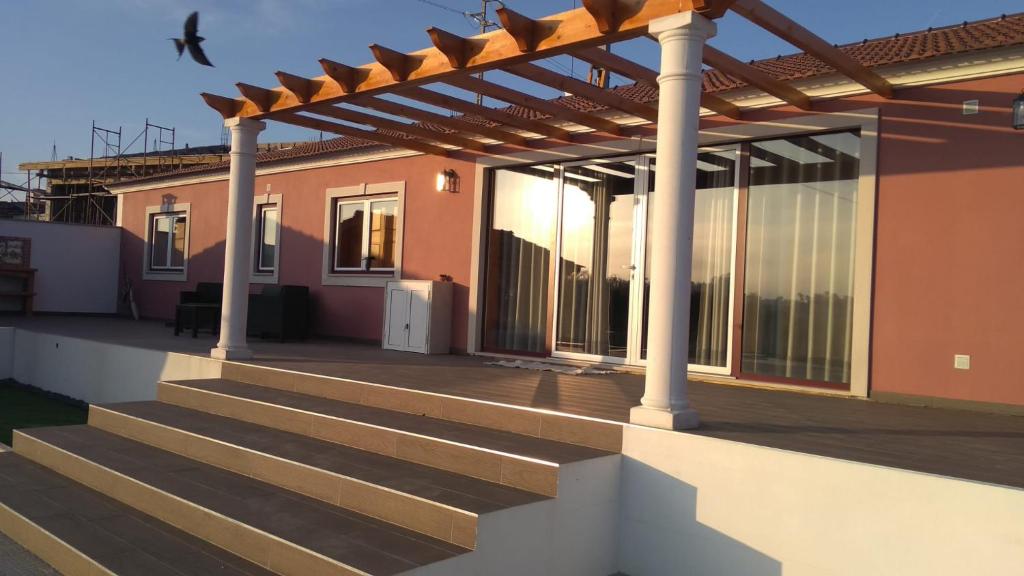 eine Terrasse mit einer Pergola auf einem Haus in der Unterkunft Quinta da Fonte 